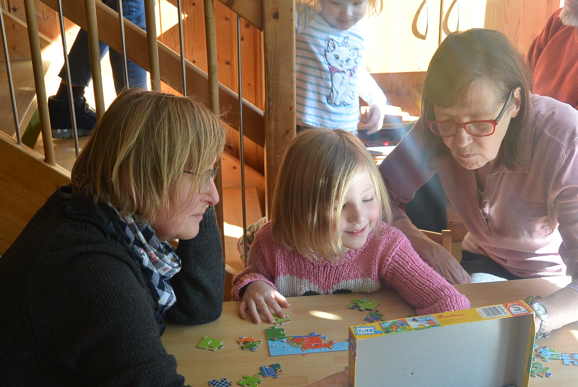 Kinder puzzelt mit Oma