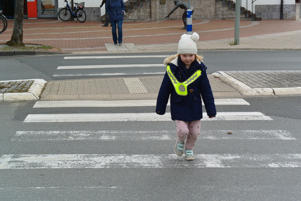 Kind überquert die Straße