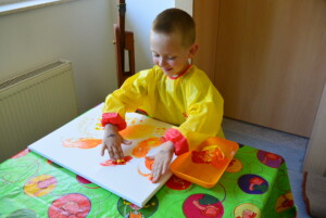 Kind beim Malen