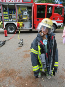 Kind in Feuerwehrkleidung