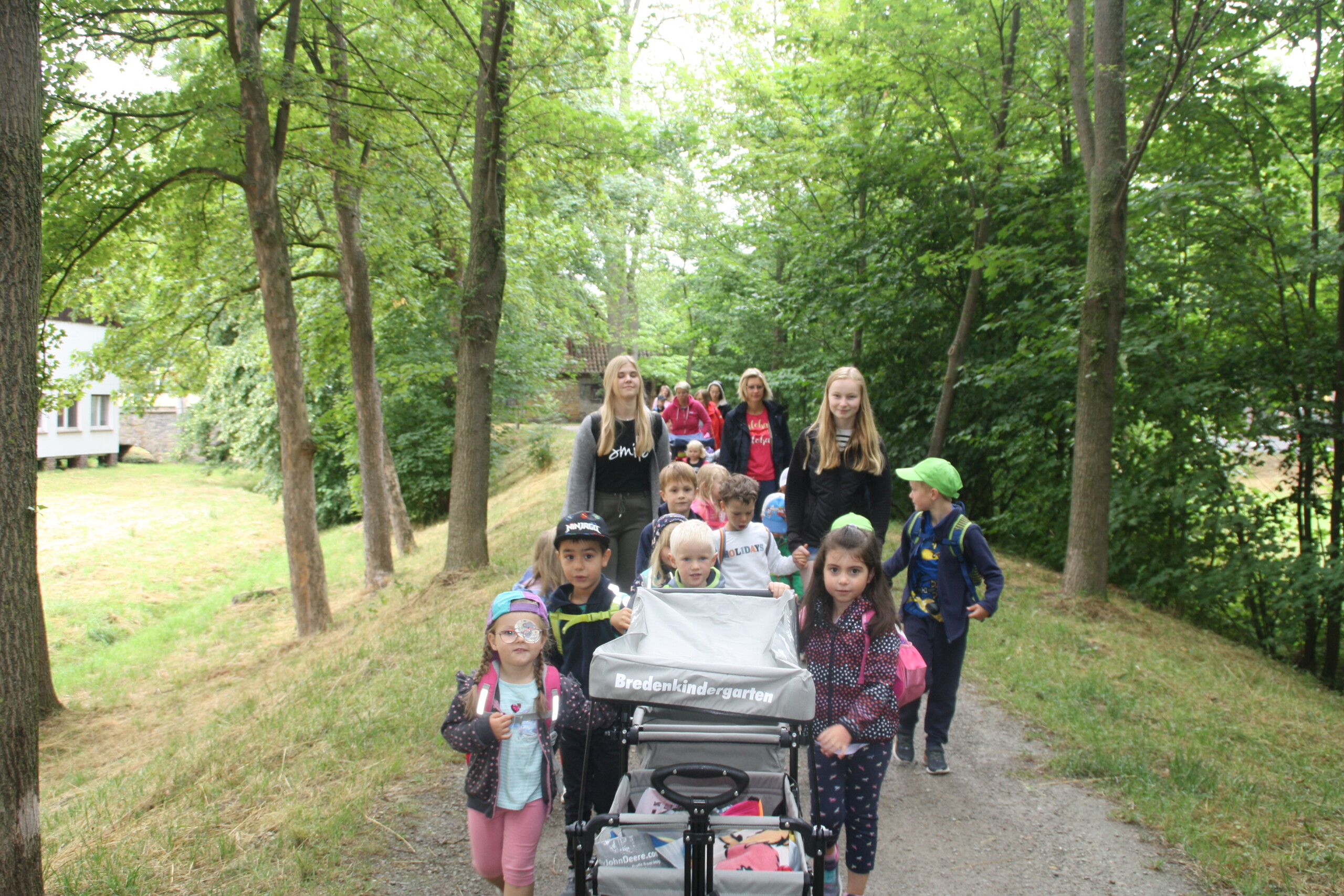Kinder bei der Wanderung mit dem Bollerwagen