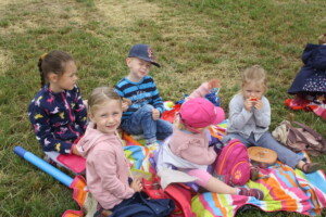 Kinder beim Picknick